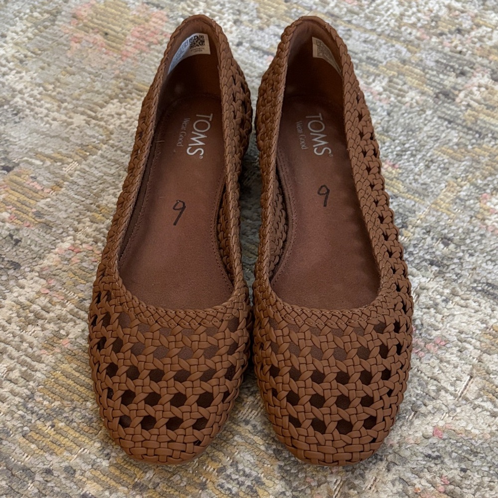 TOMS Women's Tan Woven Loafers